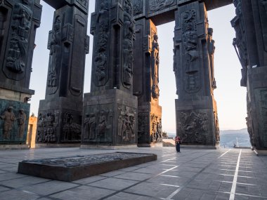 Tiflis, Gürcistan - 23 Haziran: Gürcistan Tiflis, Gürcistan, 23 Haziran 2013 gün batımında (stonehenge) Kronik. Kronik tarih gösteriyor ve ülkenin dini inanıyor