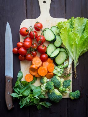 Mevsimlik sebze kesme tahtası