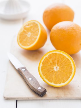 bir kesme tahtası üzerinde taze portakal