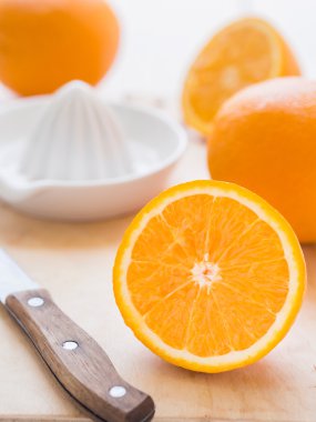 bir kesme tahtası üzerinde taze portakal