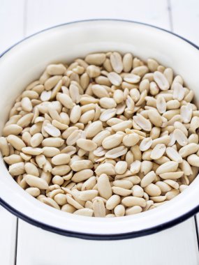 bir kasede soyulmuş fıstık