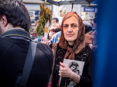 Tiflis, Gürcistan - 17 Mayıs: insanları dini geçit üzerinde tehdit nettles ile 17 Mayıs 2013 tarihinde uluslararası Homofobi günü için gösteri 17 Mayıs herhangi bir katılımcı sokmak