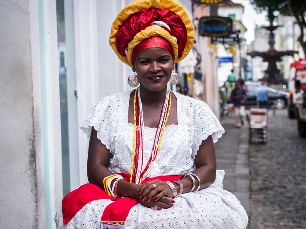 SALVADOR, BRASIL - JUNHO 31: Mulher vestida com roupas tradicionais da Bahia incentiva turistas a entrarem em lojas de souvenirs em Salvador, Brasil, em 31 de junho de 2012. Mulheres da Bahia são chamadas de Baianas — Fotografia de Stock