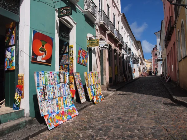 SALVADOR, BRÉSIL - 30 JUILLET : Rue Maciel de Baixo dans le centre historique de Salvador le 30 juillet 2012. La rue Maciel de Baixo est l'une des rues les plus connues de la partie coloniale du Salvador — Photo