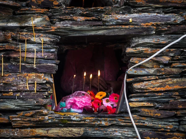 Venster van de kleine kerk in kala, svantei, Georgië — Stockfoto