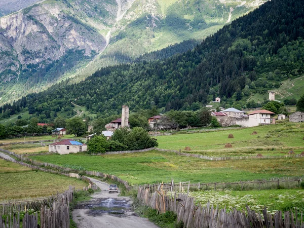 ADISHI, GEORGIA - JULHO 26: Aldeia de Adishi em Upper Svaneti, Geórgia, Cáucaso, em 26 de julho de 2013. A região é conhecida por suas torres defensivas medievais — Fotografia de Stock