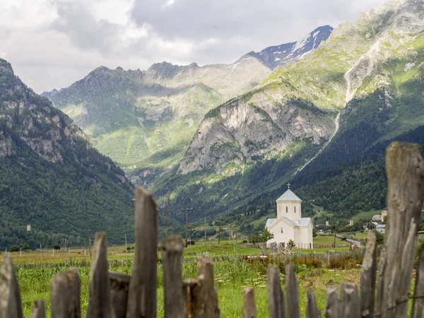 St george kyrkan i adishi by i övre Svanetien, Georgien, Kaukasus — Stockfoto