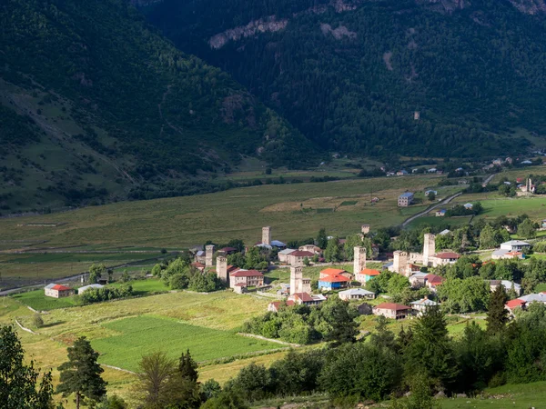 ADISHI, GEORGIA - JULY 26: Adishi village in Upper Svaneti, Georgia, Caucasus, on July 26, 2013. The region is known for its medieval defensive towers — Stock Photo, Image