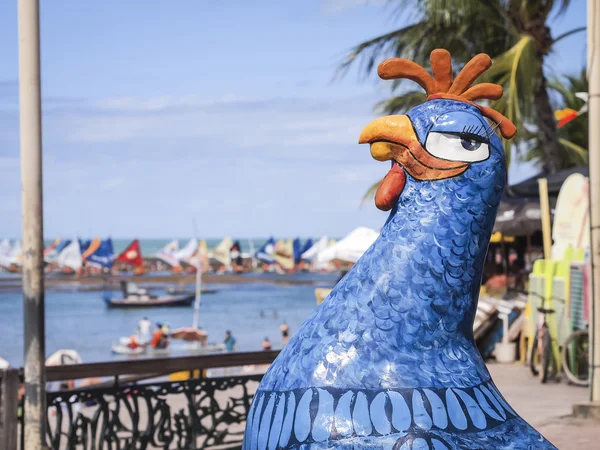 ポルト デ ガリーニャス、ブラジル - 7 月 21 日： 2012 年 7 月 21 日に有名なブラジルのリゾート町浜のために知られている自然なプールの鶏、ポルト ・ デ ・ galihnas のシンボルのカラフルな彫刻. — ストック写真
