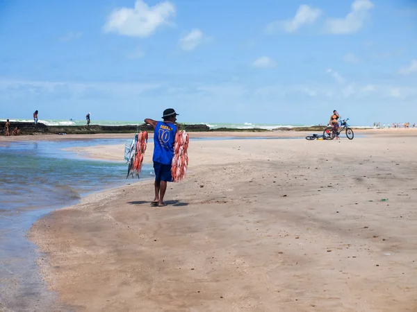 Sahildeki balıkçı.