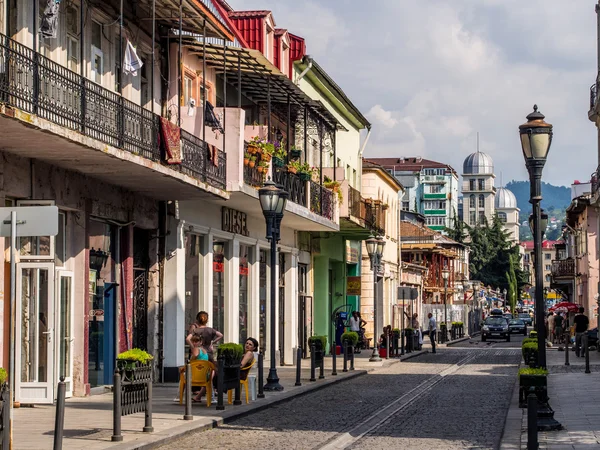 BATUMI, GEORGIA - JULY 17: Mazniashvili street di Kota Tua Batumi, Georgia, pada 17 Juli 2013 — Stok Foto