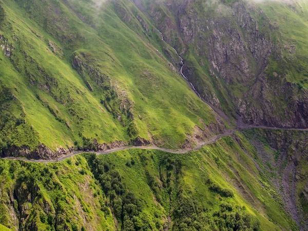 在 tusheti 地区，格鲁吉亚，高加索地区奥马洛村之路 — 图库照片