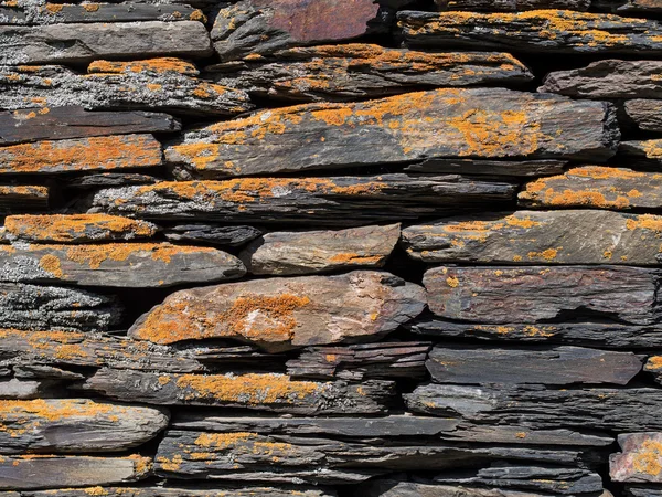 Pared construida con piedras de esquisto —  Fotos de Stock
