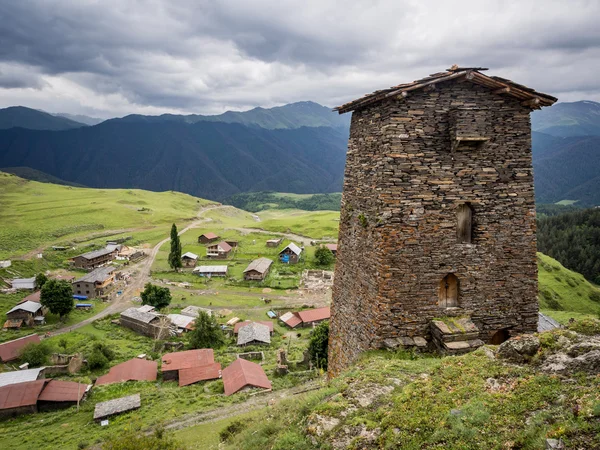 Beroemde defensieve towers in zemo omalo (keselo) — Stockfoto