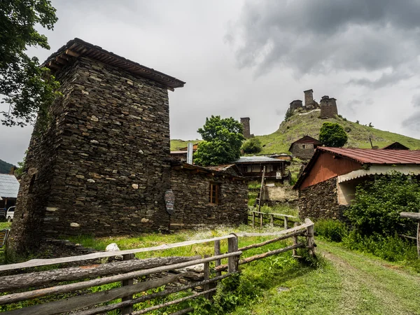 OMALO, GEORGIA - JULHO 09: Aldeia de Zemo Omalo (Keselo) na região de Tusheti, Geórgia, Caucaus, em 09 de julho de 2013. A aldeia é conhecida por suas torres defensivas medievais . — Fotografia de Stock
