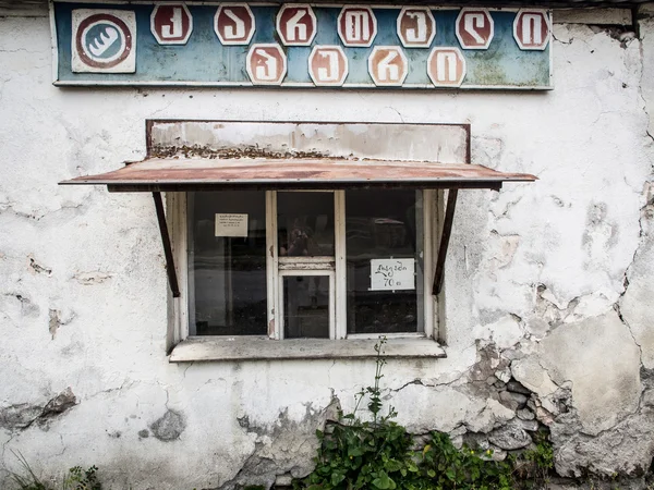 Fenêtre dans vieille maison — Photo