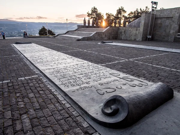 TBILISI, GEORGIA - JUNE 23: The Chronicle of Georgia (Stonehenge) in Tbilisi, Georgia, on June 23, 2013 at sunset. The Chronicle shows the history and religious believes of the country — Stock Photo, Image