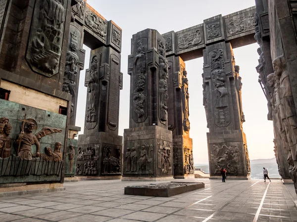 TBILISI, GEORGIA - JUNE 23: The Chronicle of Georgia (Stonehenge) in Tbilisi, Georgia, on June 23, 2013 at sunset. The Chronicle shows the history and religious believes of the country — Stock Photo, Image