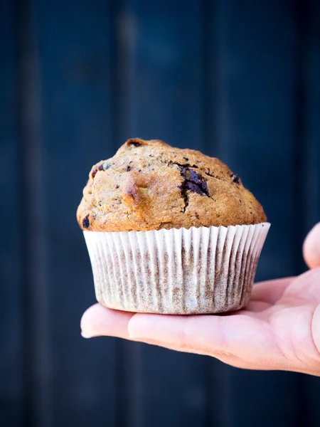 Whole grain spelt muffin in hand — Stock Photo, Image