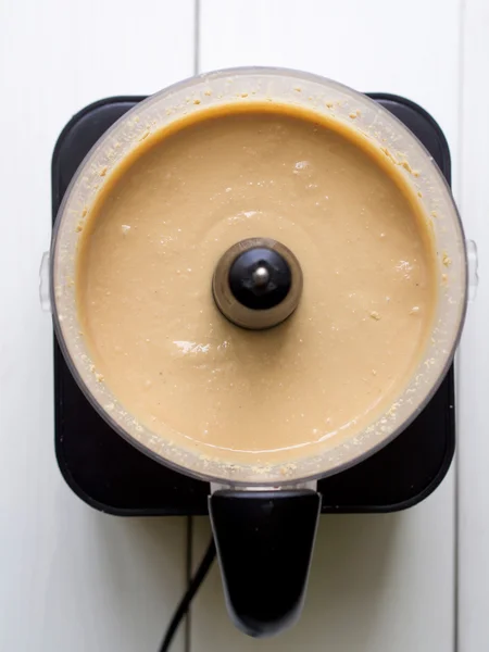 Приготовление домашнего натурального арахисового масла — стоковое фото