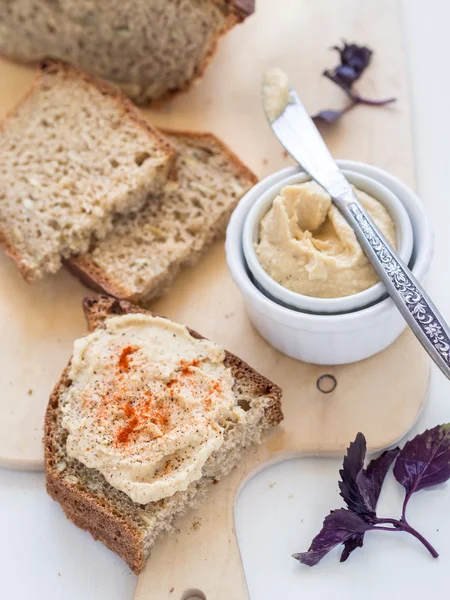 Hummus with homemade bread — Stock Photo, Image