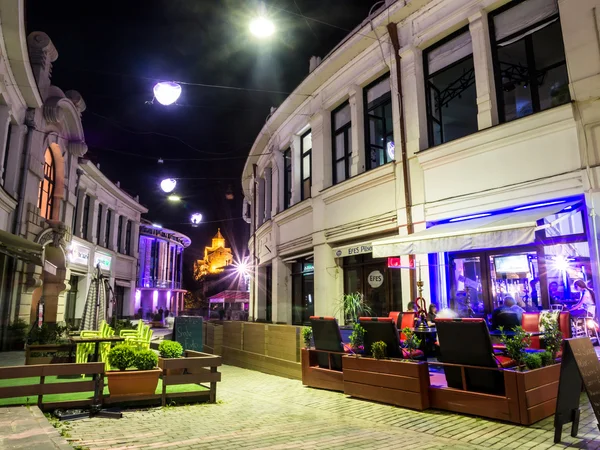 TBILISI, GEORGIA - 18 de maio: Rua Bambis Rigi, na cidade velha de Tbilisi, na noite de sábado, 18 de maio de 2013. A rua é conhecida por seus bares e restaurantes . — Fotografia de Stock