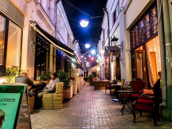 TBILISI, GEORGIA - 18 de maio: Pessoas na rua Jan Shardeni, na cidade velha de Tbilisi, sábado à noite, 18 de maio de 2013. A rua é conhecida por seus bares e restaurantes — Fotografia de Stock