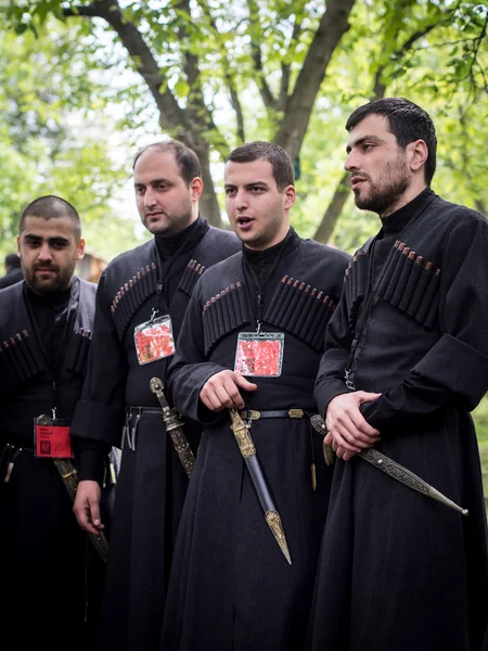 トビリシ ジョージア 5 月 11 日 伝統的な服で男性グルジアの歌を歌う N で年間の若いワイン祭りの期間中トビリシの民族誌博物館 13 年 5 月 11 日に ストックエディトリアル用写真 C Magdalena Paluchowska