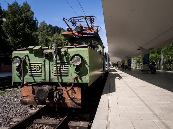 BORJOMI, GEORGIE - 06 MAI : "Train Kukushka à Borjomi le 06 mai 2013. Le train va entre Borjomi-Bakuriani a été construit par les Romanov et il dessert les touristes et les amateurs de ski depuis 1902 — Photo