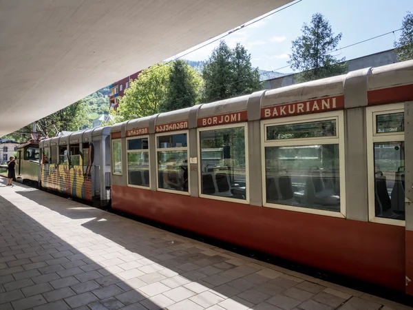 BORJOMI, GEORGIE - 06 MAI : "Train Kukushka à Borjomi le 06 mai 2013. Le train va entre Borjomi-Bakuriani a été construit par les Romanov et il dessert les touristes et les amateurs de ski depuis 1902 — Photo