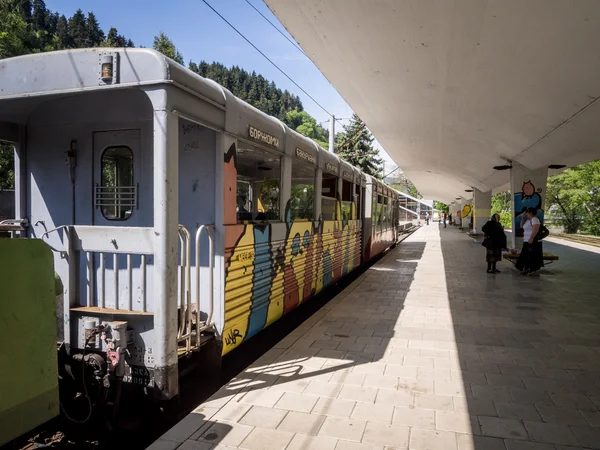 BORJOMI, GEORGIE - 06 MAI : "Train Kukushka à Borjomi le 06 mai 2013. Le train va entre Borjomi-Bakuriani a été construit par les Romanov et il dessert les touristes et les amateurs de ski depuis 1902 — Photo