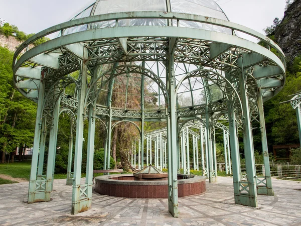 La source d'eau chaude dans le parc aquatique minéral de Borjomi — Photo