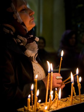 Tiflis, Gürcistan - 27 Nisan: Gürcüler Tiflis kutsal trinity Katedrali 27 Nisan 2013 tarihinde hizmet sırasında mum yanar. Ana Katedrali Gürcü Ortodoks kilise Katedral olduğunu