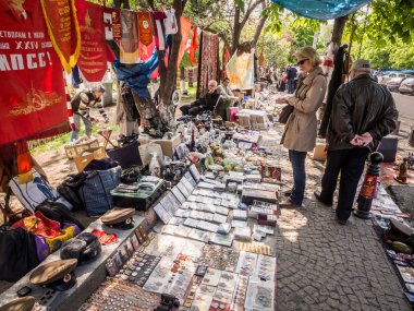 Tiflis, Gürcistan - 27 Nisan: Kuru köprü 27 Nisan 2013 Tiflis Pazar. Kuru köprü piyasasıdır kentin resmi olmayan açık hava sanat ve ikinci el Çarşısı