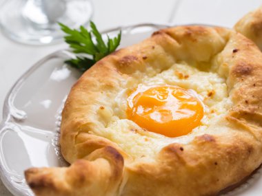 ajaruli khachapuri - Gürcü ekmek peynir ve yumurta ile