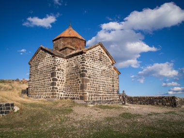 kghzi, Ermenistan - Nisan 13: 13 Nisan 2013 tarihinde sevanavank manastır kompleksi. 874 sevanavank kghazi Yarımadası'nda kurulan farkla en popüler turistik sevan Gölü bölgesi olduğunu