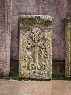 Tanrım, Ermenistan - Nisan 13: 13 Nisan 2013 tarihinde goshavank manastırdaki khachkars. khachkars sanat benzersiz olarak Ermeni biçimidir ve mezar taşları gibi bazen de anıt olarak en çok kullanılan.