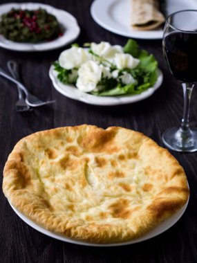 khachapuri denilen peynir ekmek