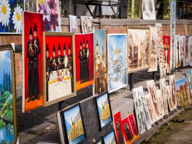 Tiflis, Gürcistan - 24 Mart: 2013 kuru köprü Pazar pazar, Mart 24, Tiflis, şehir merkezinde. Şehrin resmi olmayan açık hava sanat ve ikinci el Çarşısı Pazar olduğunu.