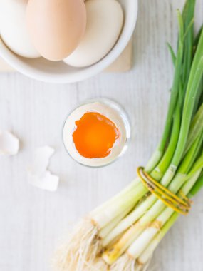 taze ekolojik yumurta ve Frenk soğanı