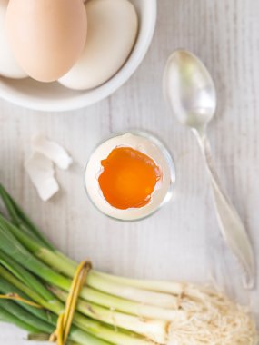 taze ekolojik yumurta ve Frenk soğanı