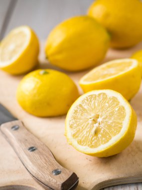 kesme tahtası üzerinde taze limon