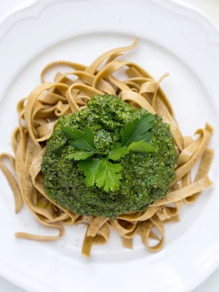 Pesto verde con pasta de centeno casera — Foto de Stock