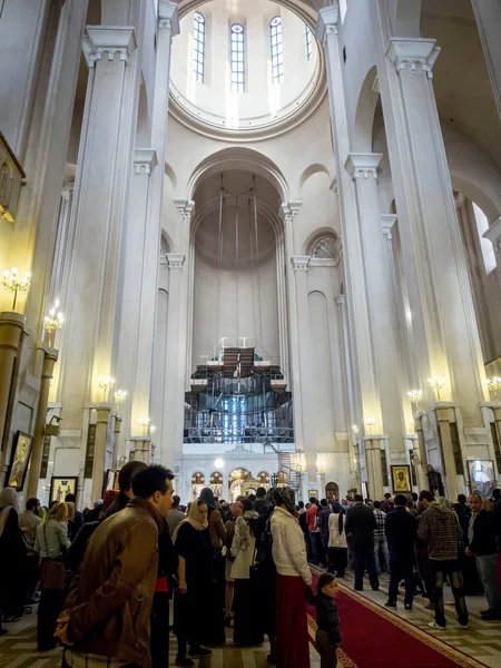 TBILISI, GEORGIA 27 เมษายน: จอร์เจียในโบสถ์ Holy Trinity of Tbilisi ระหว่างการให้บริการเมื่อวันที่ 27 เมษายน 2013 วิหารเป็นโบสถ์หลักของโบสถ์ออร์โธดอกจอร์เจีย — ภาพถ่ายสต็อก