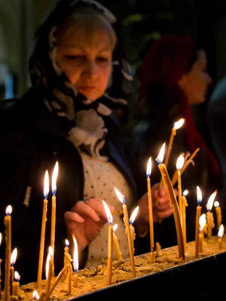 TBILISI, GEORGIA - 27 APRILE: i georgiani accendono le candele nella Cattedrale della Santissima Trinità di Tbilisi durante il servizio il 27 aprile 2013. La cattedrale è la principale cattedrale della Chiesa ortodossa georgiana — Foto Stock