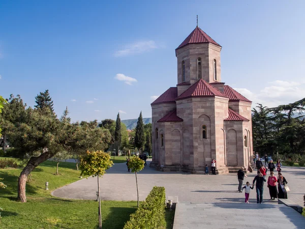 TBILISI, GEORGIA - 27 APRILE: La Cattedrale della Santissima Trinità di Tbilisi il 27 aprile 2013. La cattedrale, conosciuta anche come Sameba, è la principale cattedrale della Chiesa ortodossa georgiana. — Foto Stock