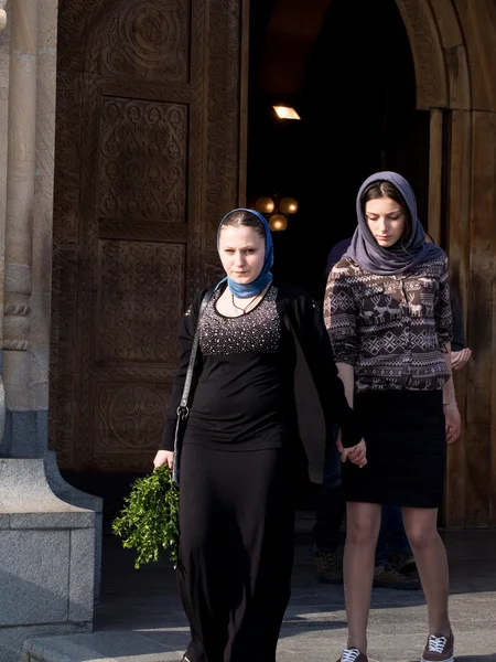 TBILISI, GEORGIA - 27 DE ABRIL: Personas con palmeras preparadas para el Domingo de Ramos frente a la Catedral de la Santísima Trinidad de Tiflis el 27 de abril de 2013 — Foto de Stock