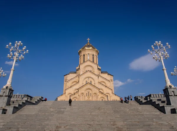 Tbilisi, Georgien - 27 april: den Heliga trefaldighetskyrkan i tbilisi den 27 april, 2013. katedralen, även känd som sameba, är den största katedralen i den georgiska ortodoxa kyrkan — Stockfoto