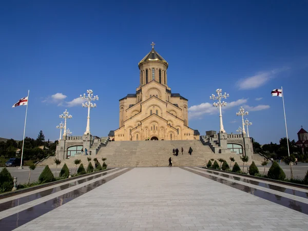 TBILISI, GEORGIA - 27 APRILE: La Cattedrale della Santissima Trinità di Tbilisi il 27 aprile 2013. La cattedrale, conosciuta anche come Sameba, è la principale cattedrale della Chiesa ortodossa georgiana. — Foto Stock