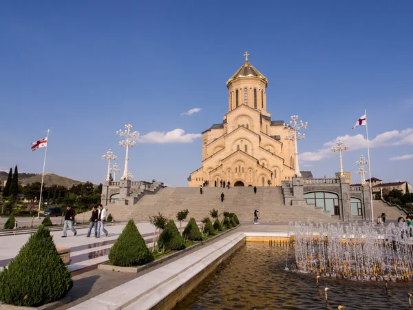Tbilisi, Georgië - 27 april: de kathedraal van de heilige drie-eenheid van tbilisi op 27 april 2013. de kathedraal, ook bekend als sameba, is de belangrijkste Kathedraal van de Georgisch-orthodoxe kerk — Stockfoto
